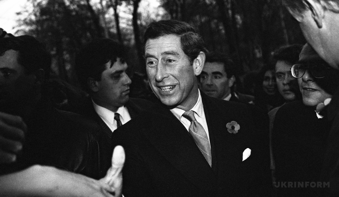 チャールズ新英国王の１９９６年のウクライナ訪問時の写真