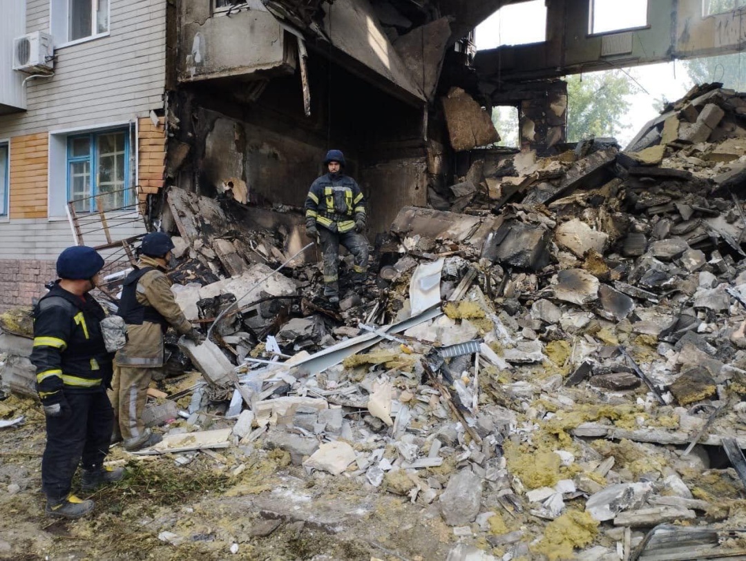 Почти разбитый. Разрушения от взрыва газа. Разрушенные здания в Украине. Разбомбленное здание. Донбасс город.
