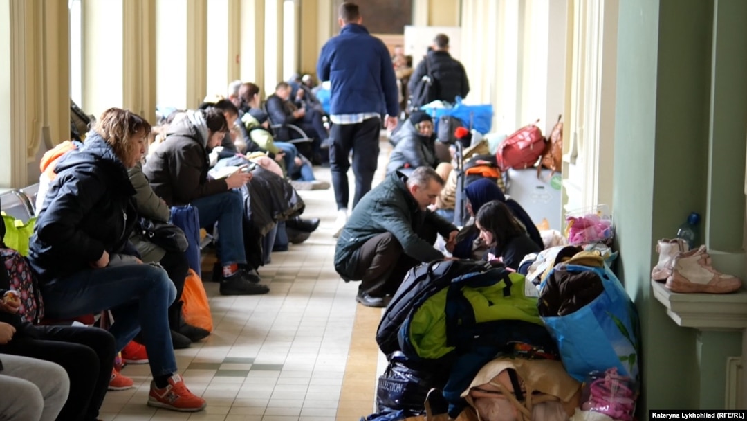 Біженці на залізничному вокзалі Перемишля