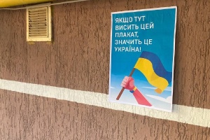 В Феодосии, Ялте и Симферополе появились проукраинские листовки и желтые ленты