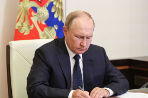 Putin unterzeichnet Gesetz über Haftstrafen für Russen wegen Fahnenflucht und Ergebung