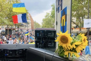У Парижі на підтримку України провели музичний техно-парад
