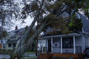 На сході Канади вирує ураган «Фіона», будинки змиває в море