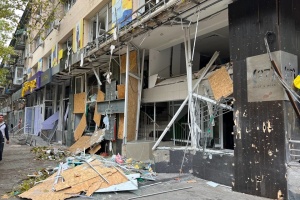 Вражеский удар по центру Николаева повредил многоэтажки, магазины и выставочный центр