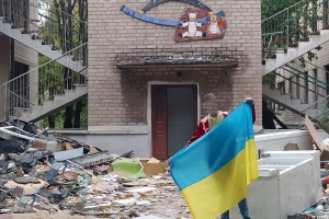 В Мариуполе участник сопротивления сделал несколько фотографий с украинским флагом