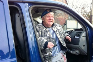 Із Херсона евакуювали 75-річного волонтера, який зібрав для ЗСУ пів мільйона під українські пісні