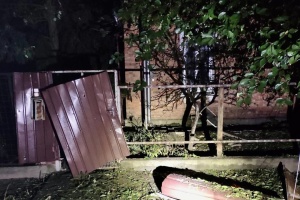 росіяни вночі знову обстріляли Нікополь – пошкоджені будинки, ліцей та ЛЕП