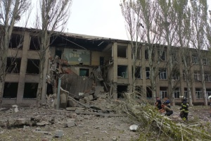 На Донетчине россияне обстреляли школу с укрытием для гражданских