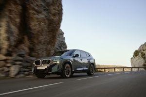 BMW представила гібридний спорткар