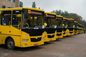 Громадам Київщини передали 40 шкільних автобусів