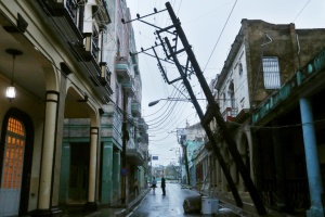На Кубу обрушился ураган – вся страна осталась без света