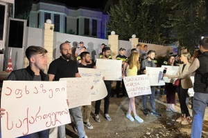 В Тбилиси на акции протеста сожгли портреты путина и лукашенко