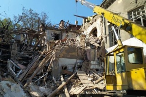 В Славянске разобрали разрушенный обстрелом дом, из-под завалов достали тело женщины