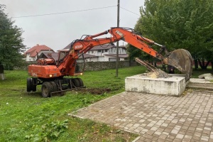 Во дворе имения Шептицкого на Львовщине демонтировали памятник советской армии