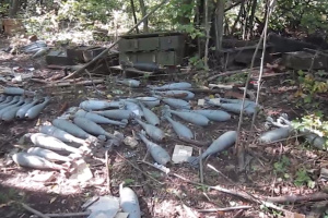 Горы мусора, мины и ворованные вещи: что оставили русские после бегства из леса в Донецкой области