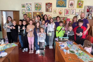 В Гостомеле для пострадавших от войны школьников провели мастер-класс «Цветочные украшения»