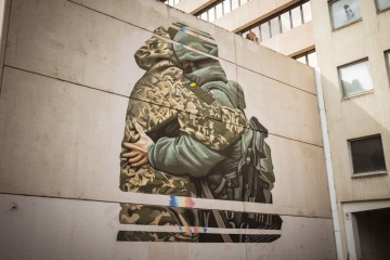 ウクライナ兵とロシア兵が抱き合う壁画…　制作した豪州アーティストが謝罪し消去