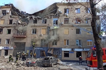 Tres personas rescatadas bajo los escombros de un edificio de apartamentos en Járkiv