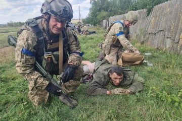 Ukrainische Fallschirmjäger nehmen russischen Oberstleutnant gefangen