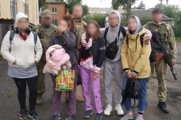 解放されたクプヤンシクでロシア占領者に監禁されていた５名の児童解放