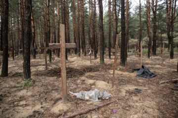 Am ersten Tag der Exhumierung in Isjum Leichen von 17 ukrainischen Soldaten und 22 Zivilisten gefunden