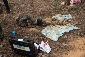 Ukraine : Près d'Izioum, les secouristes ont exhumé les corps de 17 militaires ukrainiens et de 22 civils 