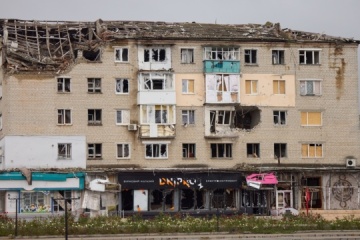 ウクライナ東部イジュームで３月の露軍空爆を受けた建物の処理開始