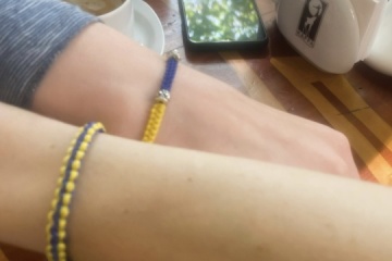 #StandWithUkraine: Solidarität mit blau-gelbes Armband zeigen