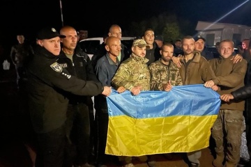 マリウポリ防衛戦参加者や外国人捕虜らがロシアの拘束から解放