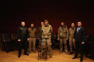 ゼレンシキー宇大統領、露拘束から解放されたマリウポリ防衛戦指揮官たちと対話