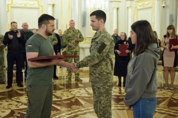 Volodymyr Zelensky a remis les ordres de l’Étoile d'or aux militaires et aux familles des héros tombés au combat