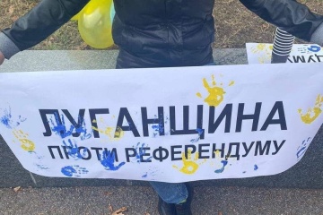 En los arbustos y a punta de pistola: invasores celebran un pseudo-referéndum en la región de Lugansk