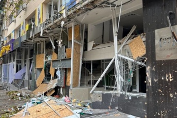 El ataque enemigo en el centro de Mykoláiv deja dañados edificios altos, tiendas y un centro de exposiciones