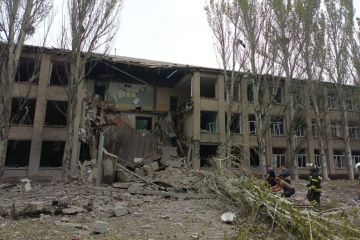 In Region Donezk feuern Russen eine Schule mit Luftschutzkeller für Zivilisten ab