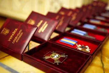 Zelensky presents state awards to 95 defenders of Ukraine 