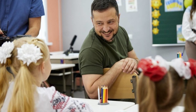 El presidente Zelensky visita una escuela reconstruida después de los ataques rusos en Irpín