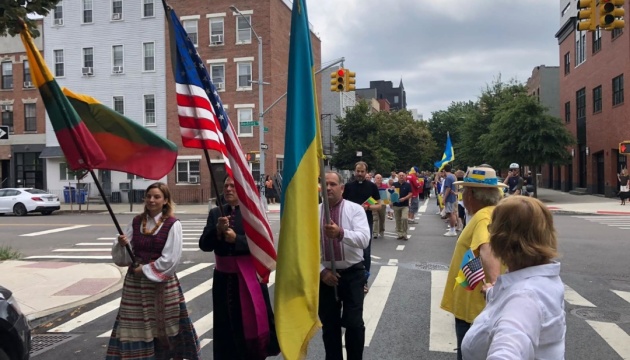 Українська та литовська громади утворили у Нью-Йорку живий ланцюг за мир в Україні