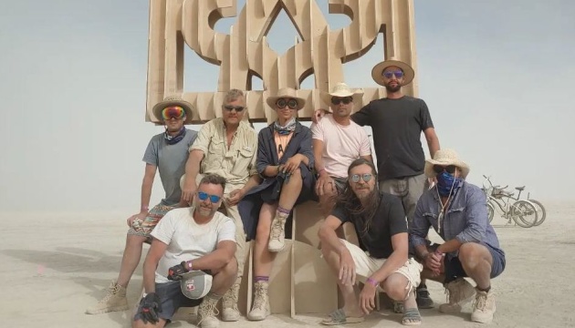 На фестивалі Burning Man у США створили інсталяцію «Тризуб Свободи»