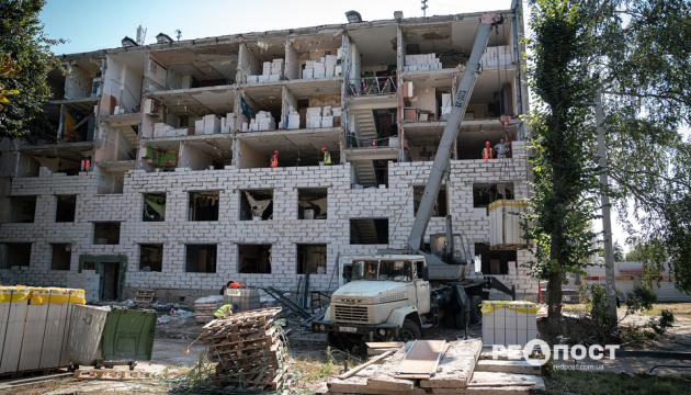 У Харкові відновлюють частину пошкоджених обстрілами будинків