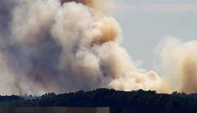 Пожежа на Сумщині, спричинена ворожим обстрілом, перекинулася до росії - глава ОВА