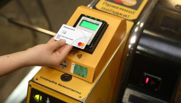 Влада Києва підтримала петицію про оплату проїзду банківською карткою у всіх видах громадського транспорту