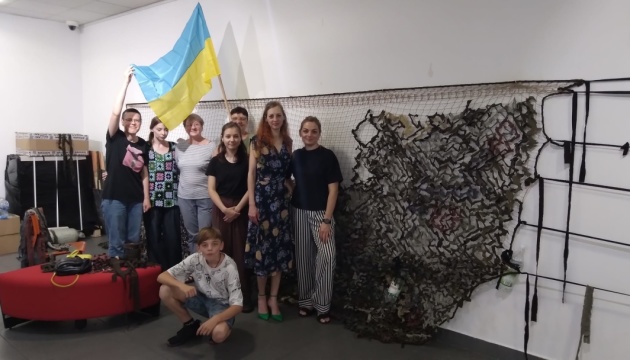 У Лодзі сотні волонтерів вже пів року плетуть маскувальні сітки для України