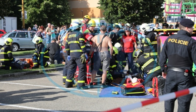 У Чехії при падінні каруселі постраждали 17 осіб