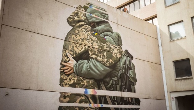 ウクライナ兵とロシア兵が抱き合う壁画…　制作した豪州アーティストが謝罪し消去