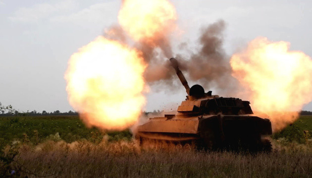 Haubitzen, Kanonen und Panzer: Ukrainische Marinesoldaten attackieren Positionen der Russen