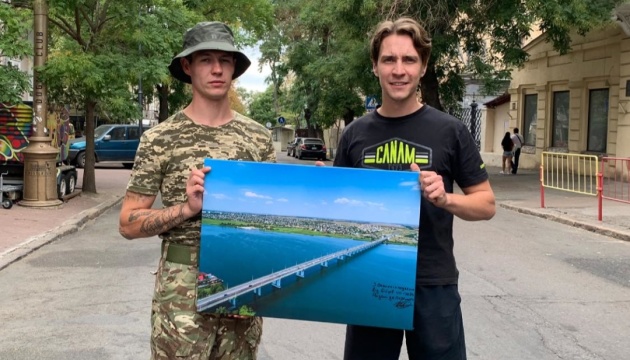Волонтери продали фото Антонівського моста, кошти пішли на потреби ЗСУ