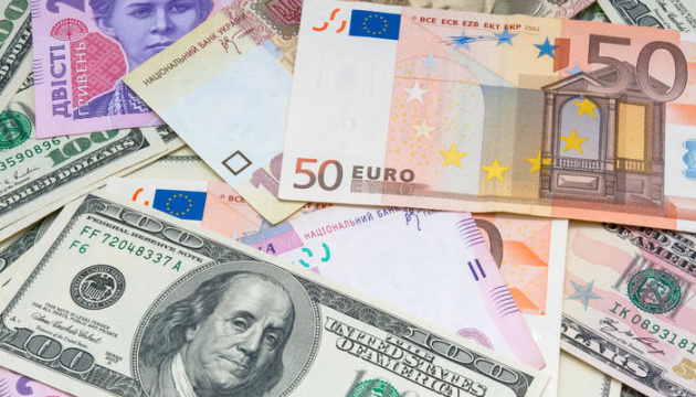 Нацбанк поки не планує прив’язувати курс гривні до євро