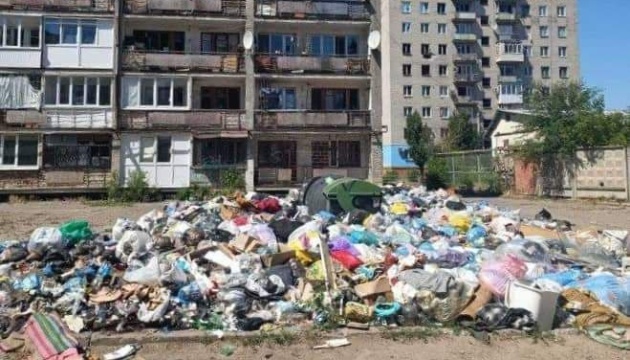 У Сєвєродонецьку окупаційна влада примушує людей безкоштовно прибирати сміття з вулиць
