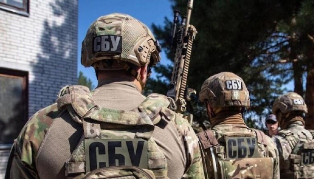 Eine Gruppe russischer Soldaten mithilfe der Angriffsdrohnen liquidiert