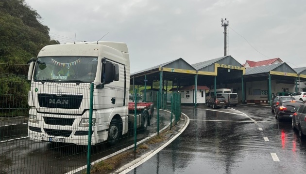 Черги на кордоні з Польщею: порожні вантажівки почали пропускати через «Устилуг»